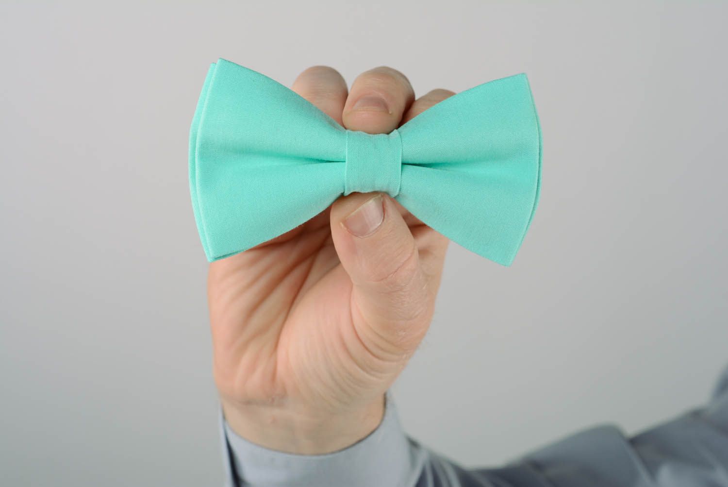 Gravata borboleta costurada a partir de tecido de algodão Menta verde foto 5