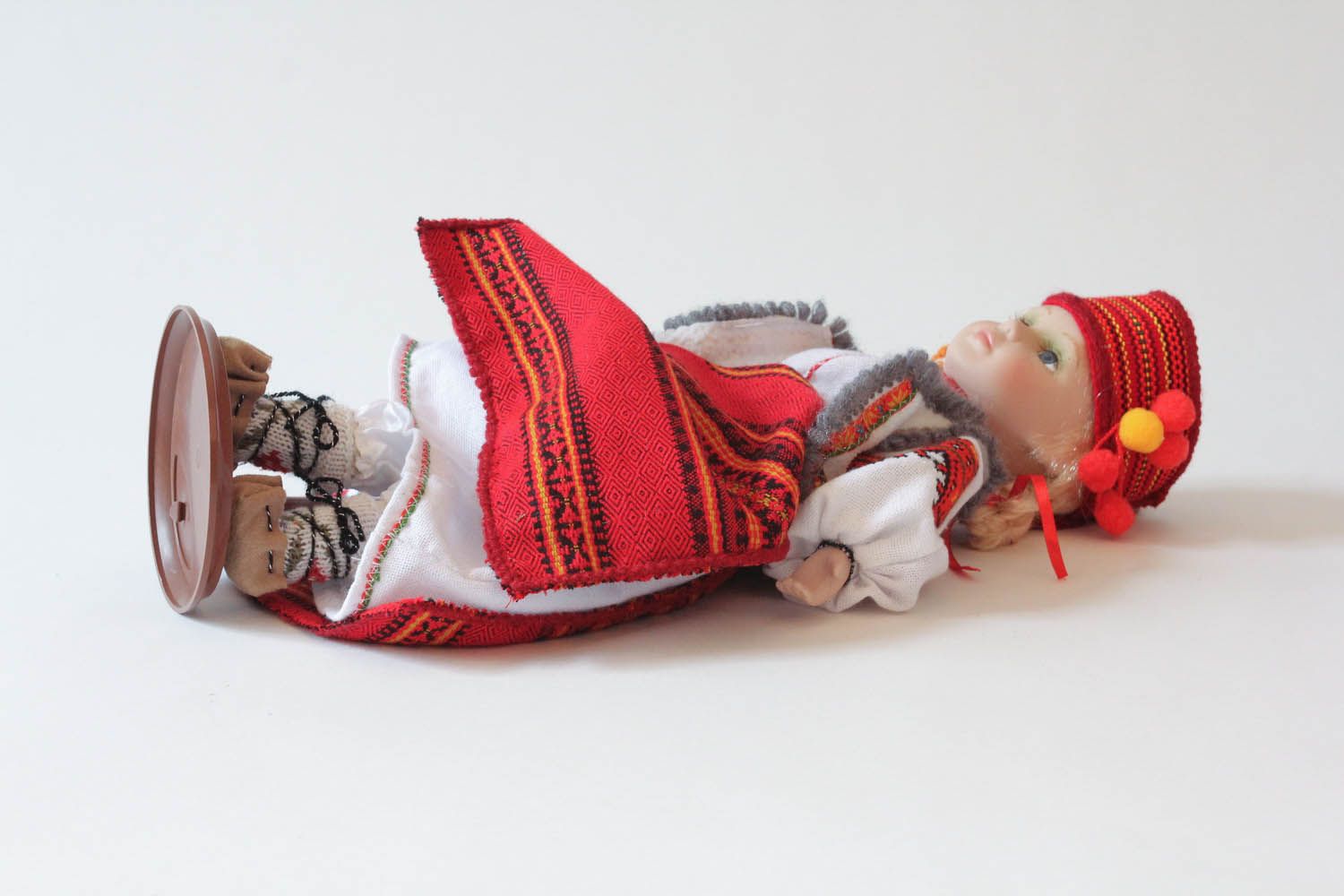 Poupée décorative en tenue traditionnelle ukrainienne photo 3