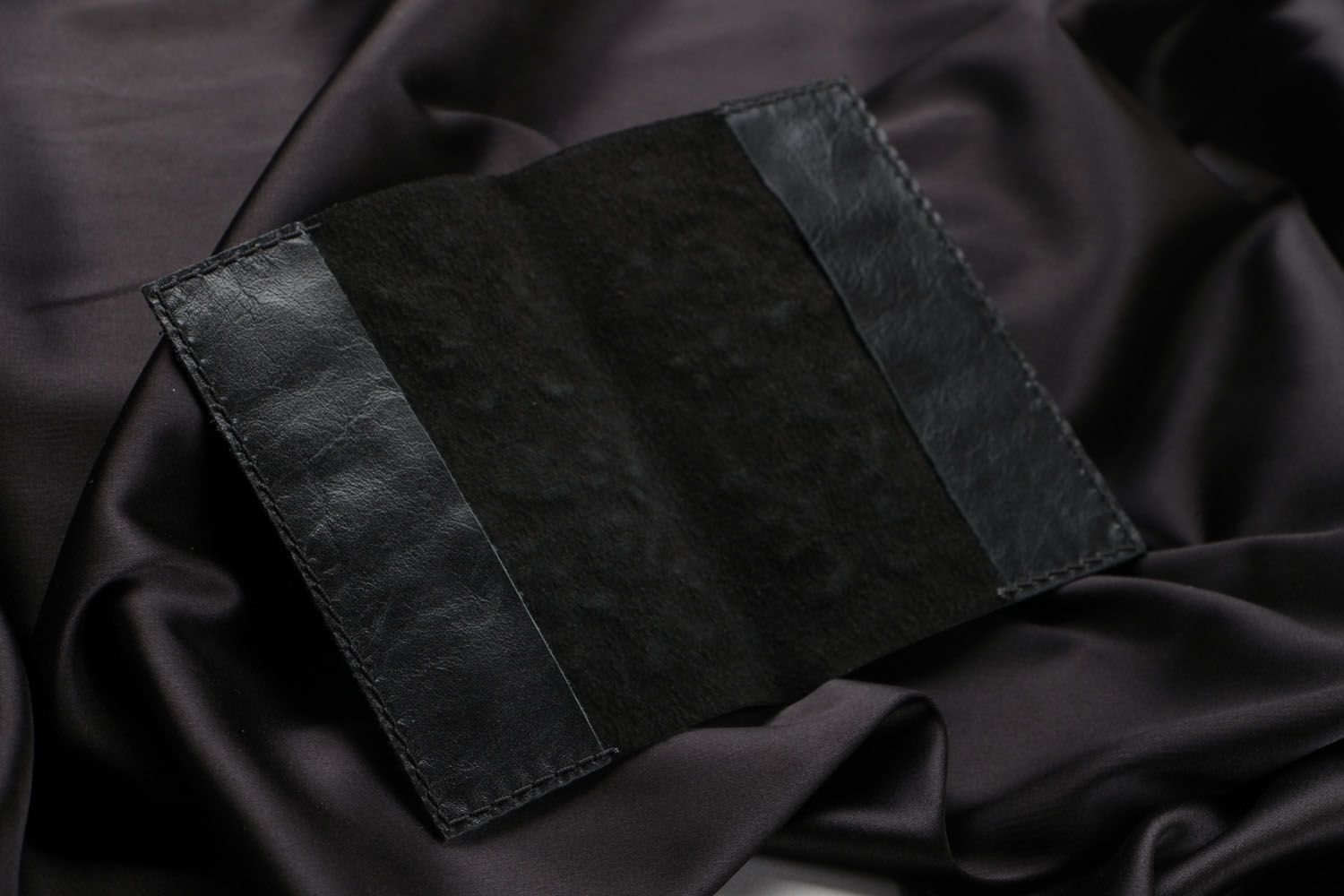 Schwarze Passhülle aus Leder foto 2