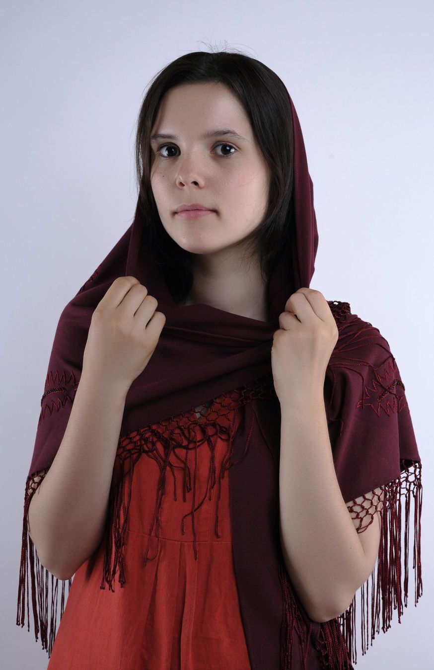 Большой бордовый платок, расшитый бисером фото 1