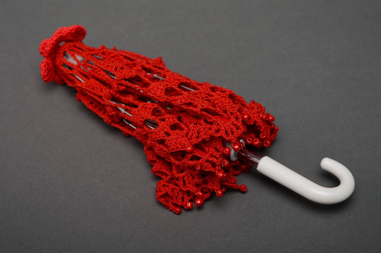 Декоративный зонтик вязаный крючком красный фото 5