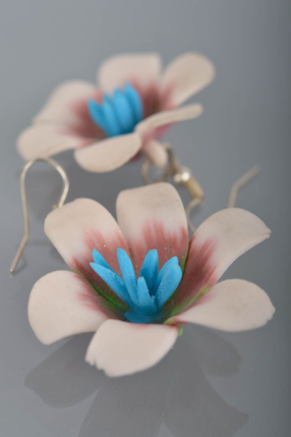 Серьги цветы из полимерной глины светлые с голубыми тычинками большие хэнд мейд фото 4