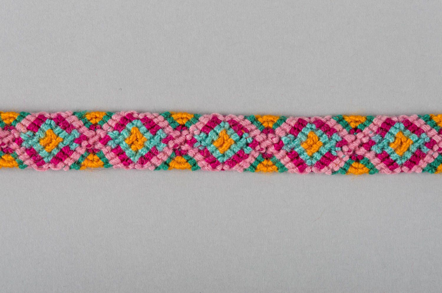 Красочный нитяной браслет ручной работы авторского дизайна плетеный красивый фото 5