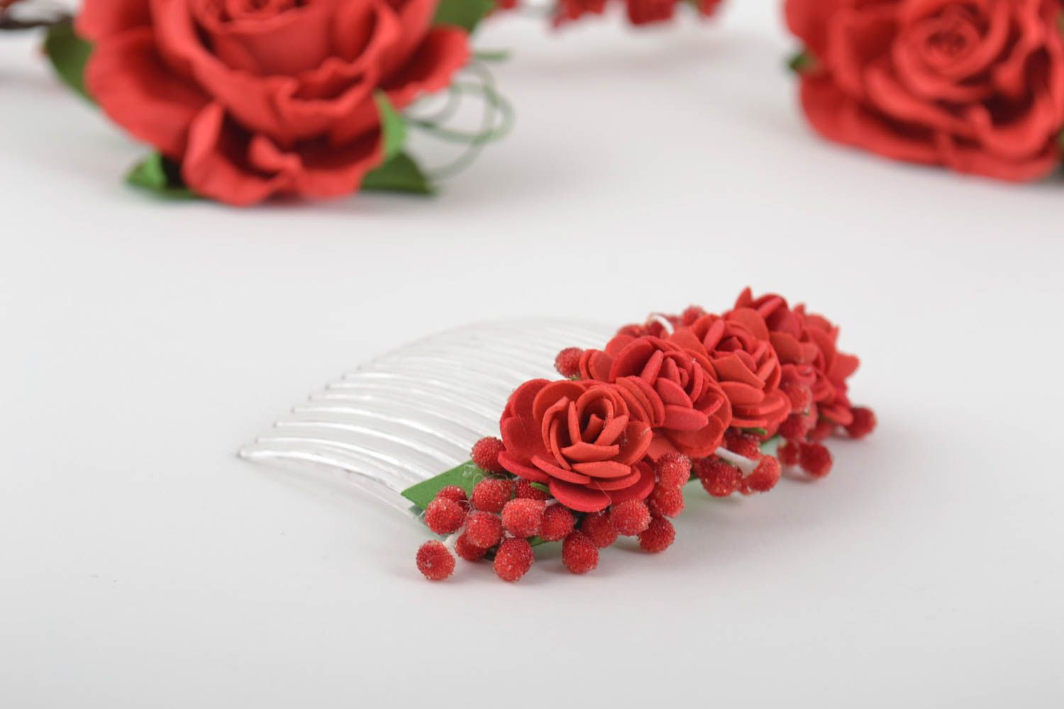 Peigne à cheveux fait main original en foamiran rouge avec roses accessoire photo 1