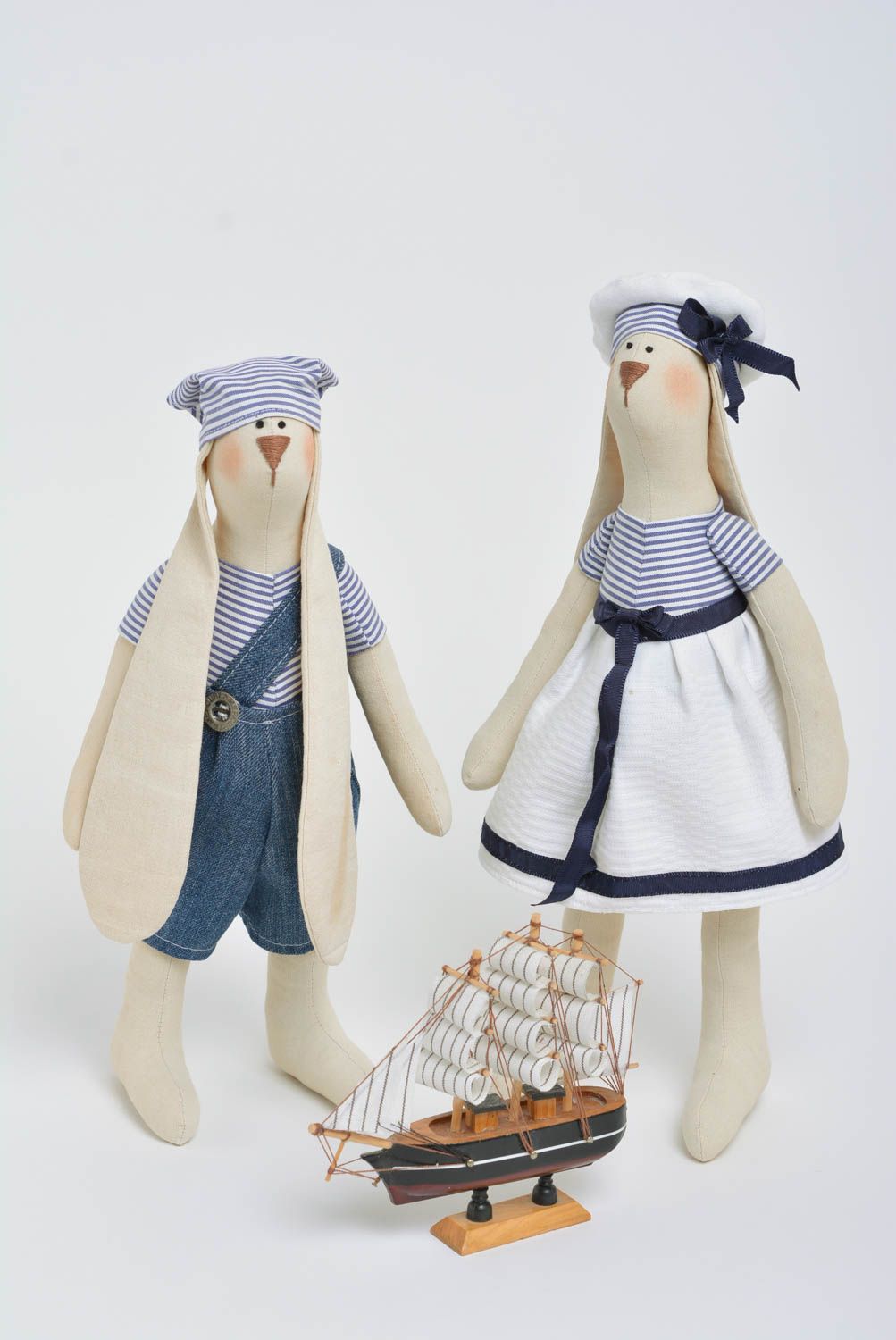 Мягкие игрушки пара зайцев ручной работы из ткани с корабликом для декора дома 3 шт фото 1
