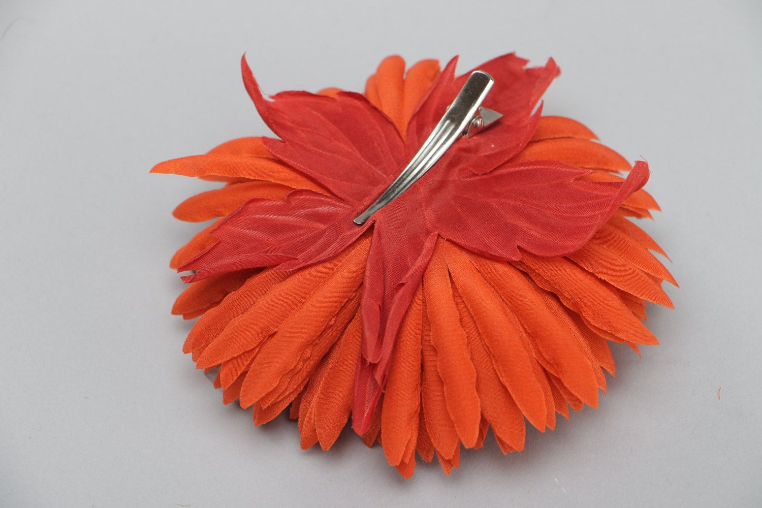 Заколка для волос из крепдешина в технике флористики ручной работы Хризантема фото 4