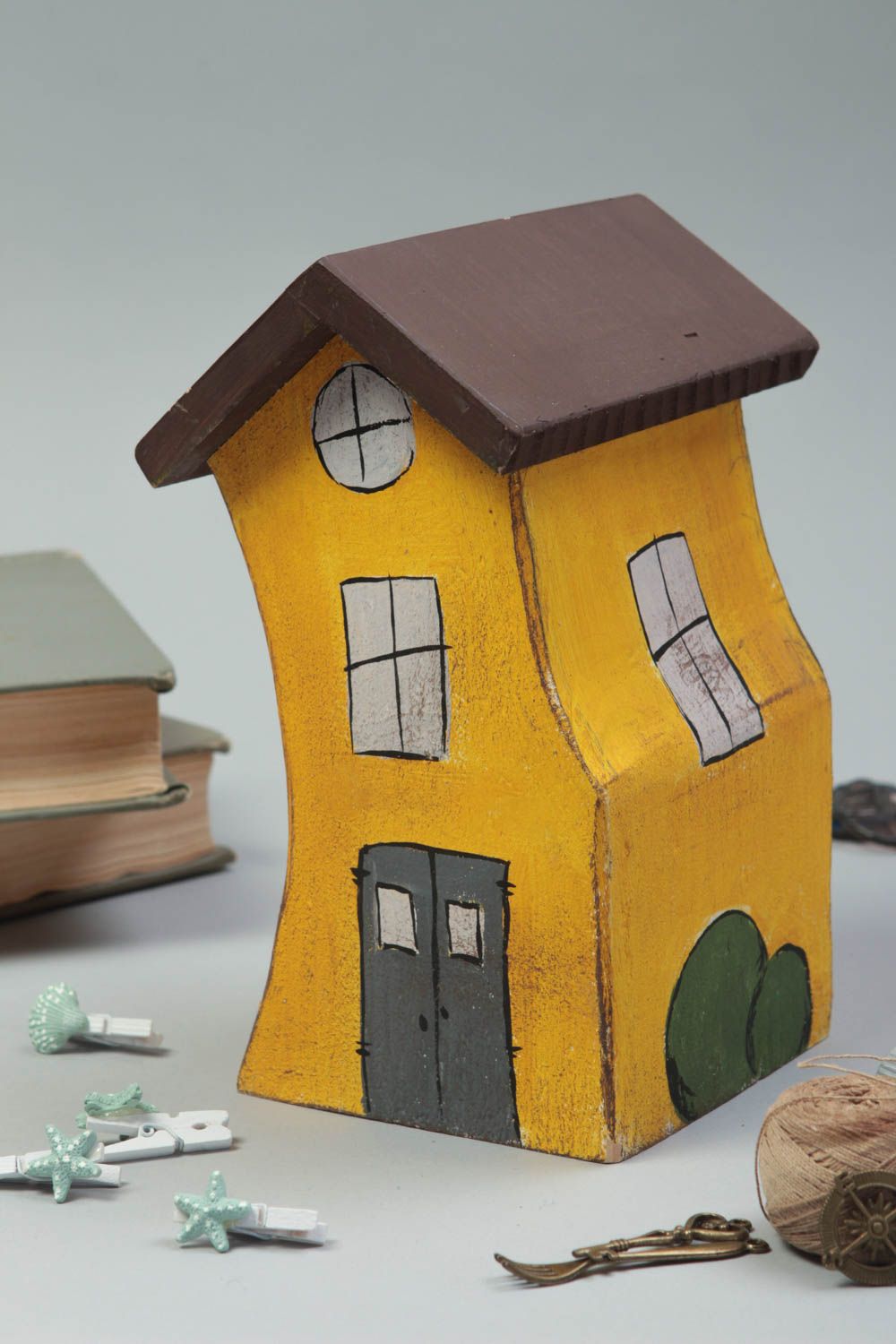 Maisonnette en bois fait main Petite statuette jaune design Déco intérieur photo 1