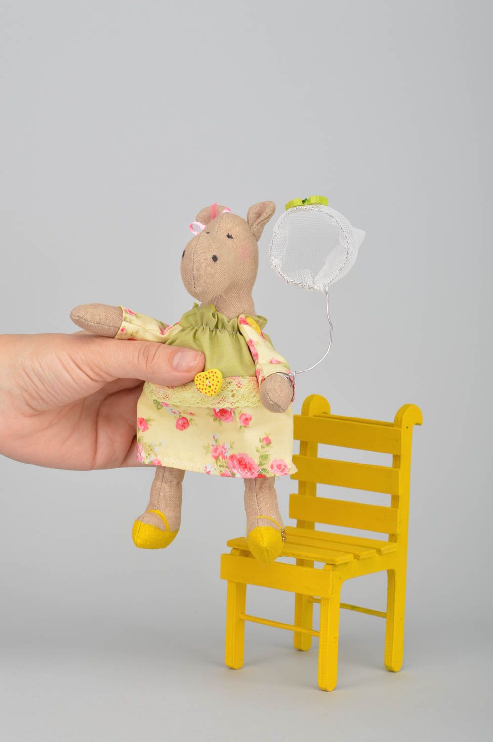 Мягкая игрушка ручной работы из хлопка для декора дома Бегемотик на желтом стуле фото 5