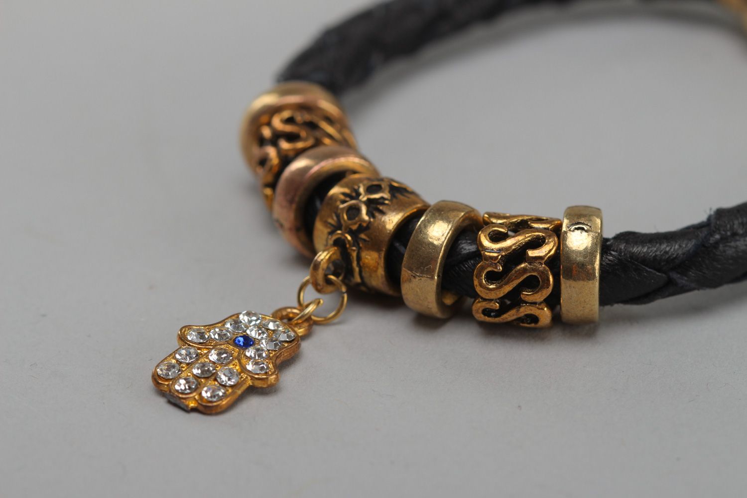 Плетеный браслет из натуральной кожи с металлической подвеской в виде Руки Фатимы фото 3