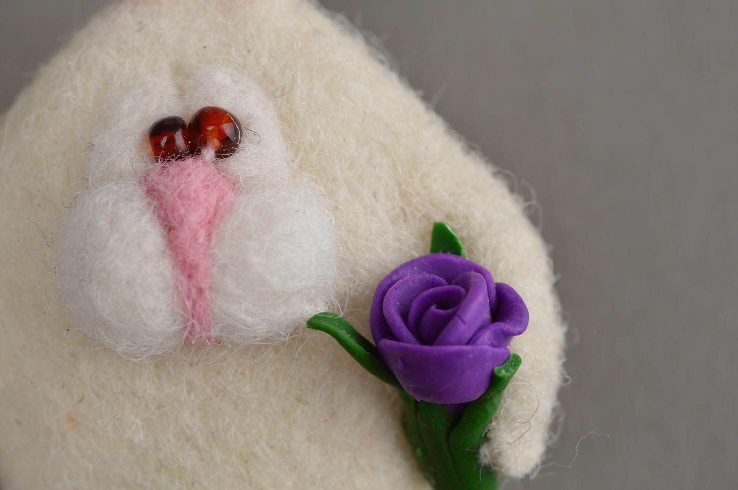 Spilla di lana fatta a mano a forma di coniglio con fiore accessorio originale foto 5