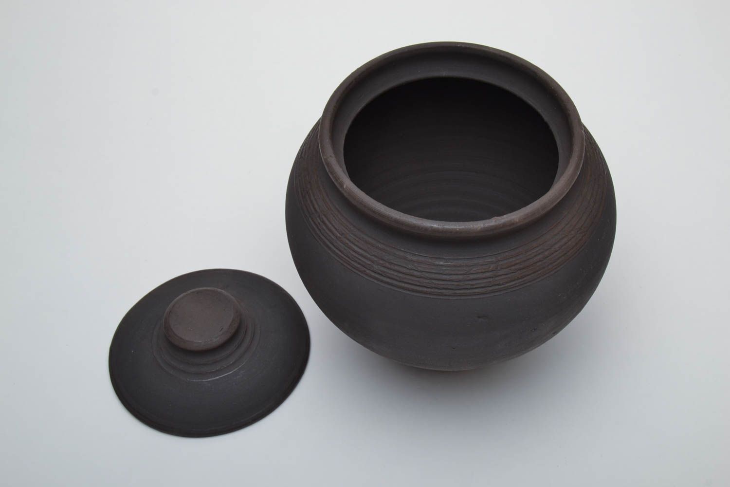 Глиняный горшок с крышкой чернодымленая керамика объемом 3 литра фото 3