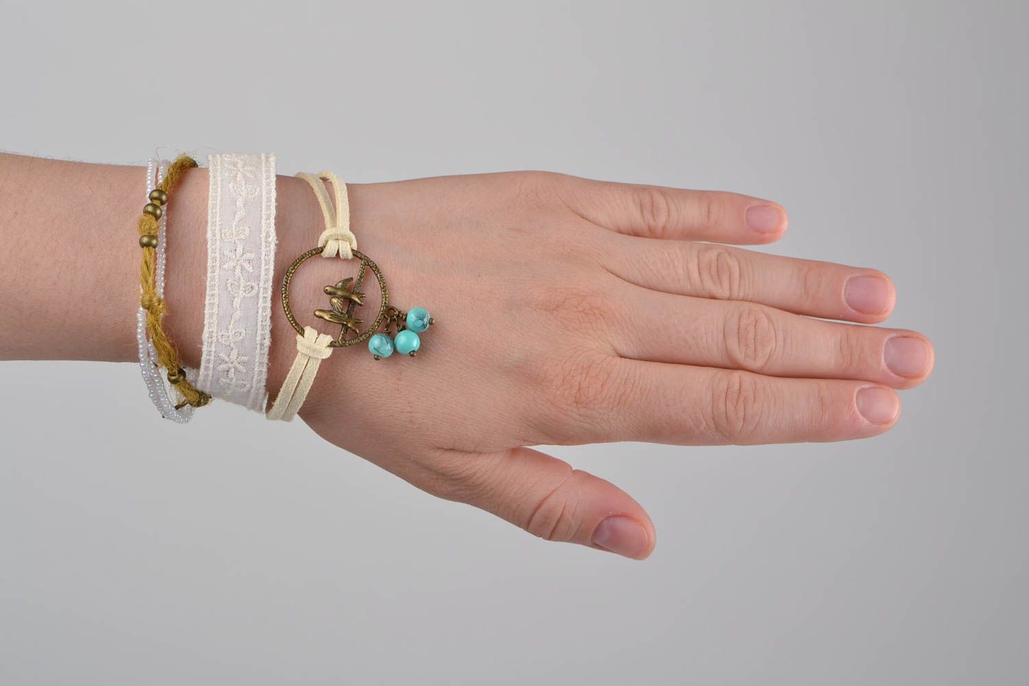 Bracelet textile Bijou fait main large en coton avec pendentifs Accessoire femme photo 1