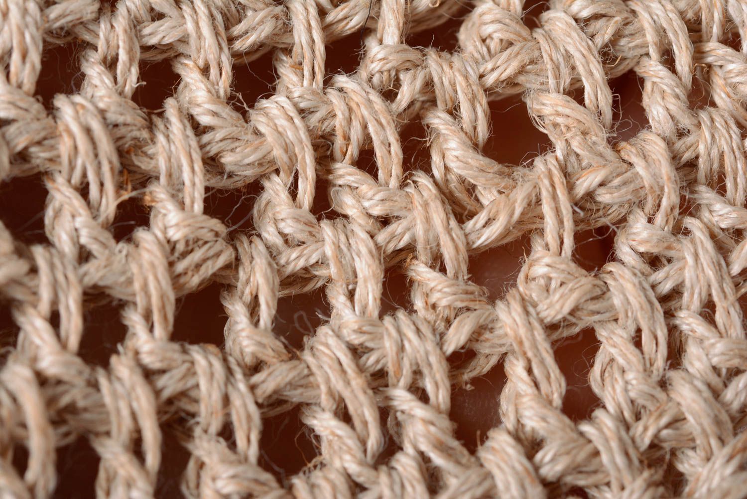 Bonnet tricoté beige au crochet en fils cotonniers ajouré fait main pour femme photo 3