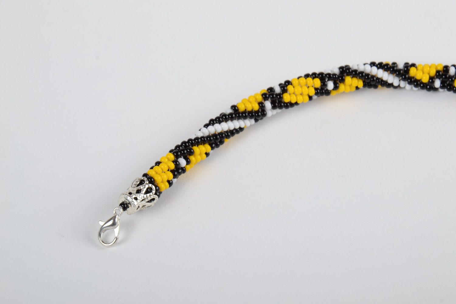 Контрастный наручный браслет из бисера в форме жгута ручной работы желтый с черным фото 3