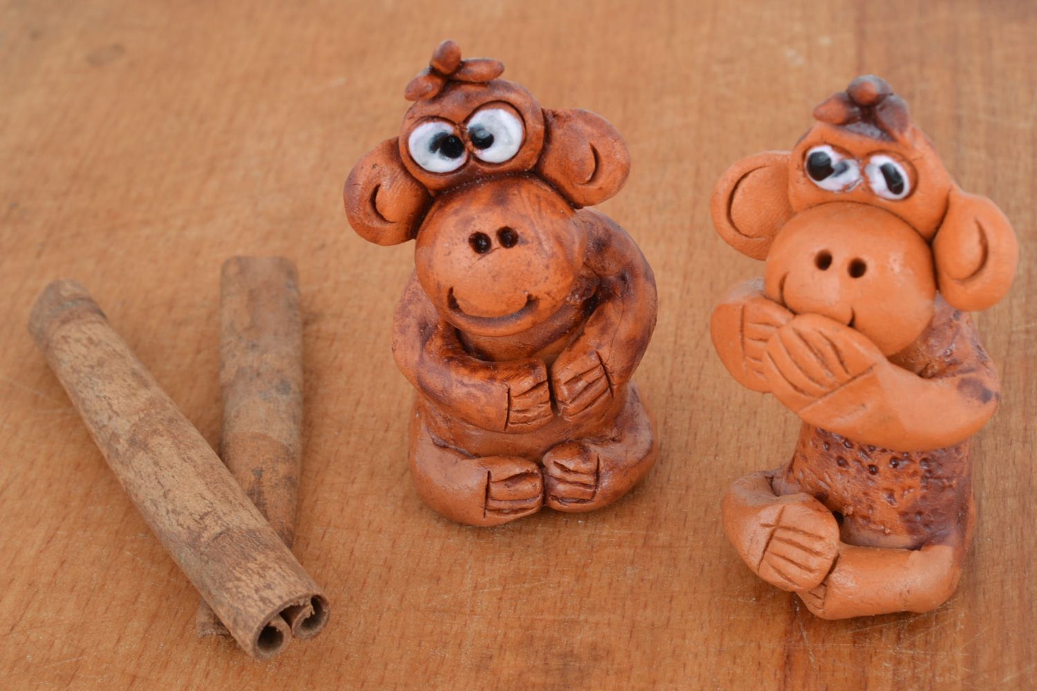 Handmade Statuetten aus Ton mit Bemalung Affen  foto 1