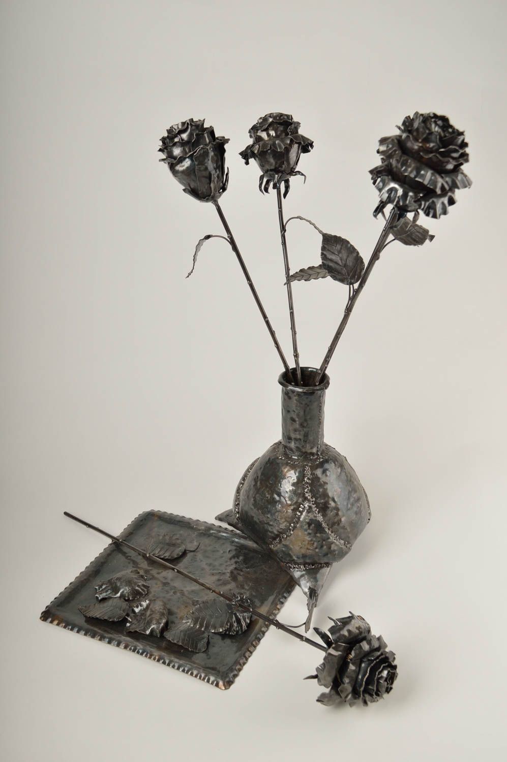 Statuette décorative en métal Figurine fait main Vase avec roses Déco maison photo 3