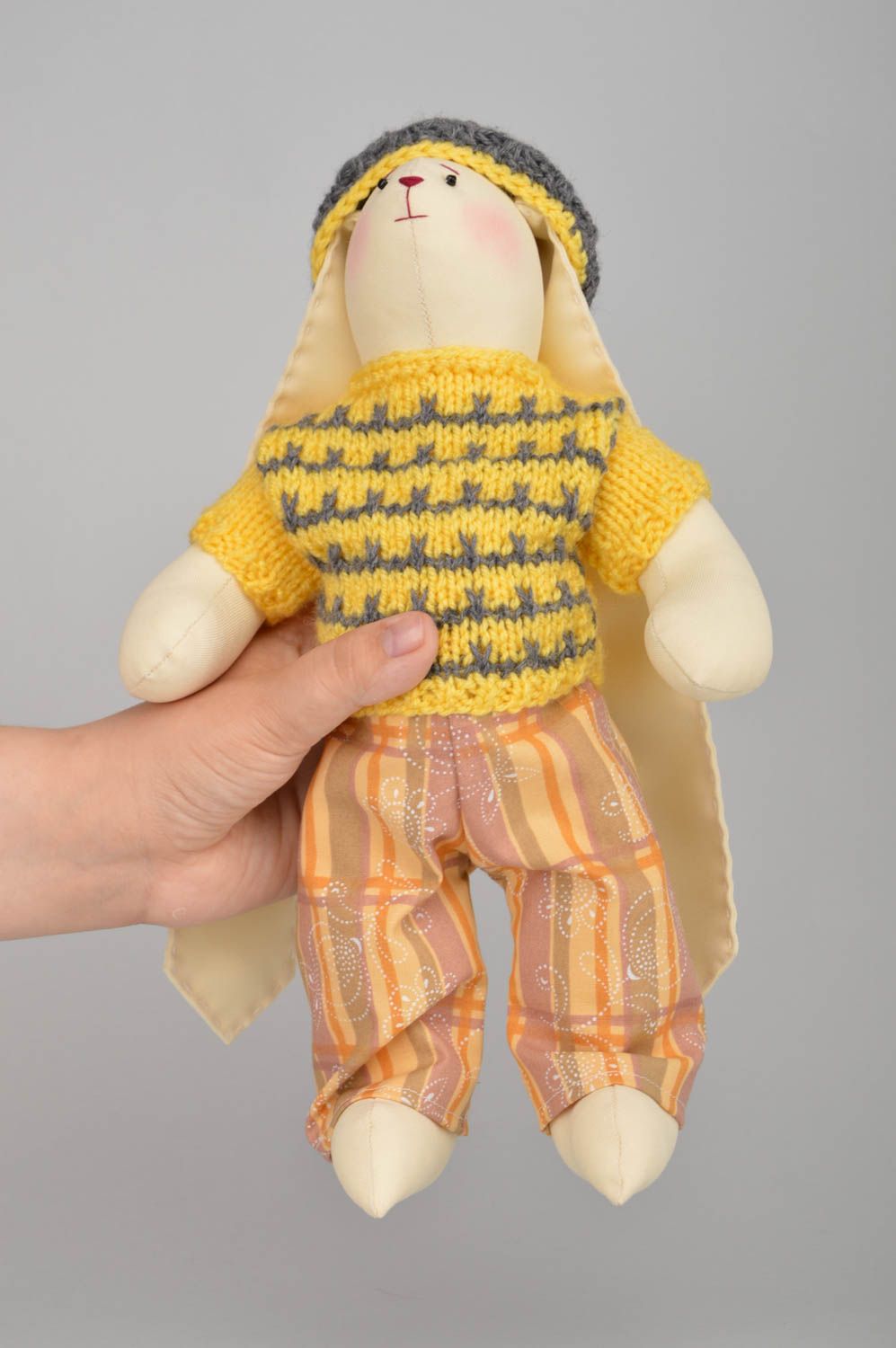 Мягкая игрушка зайка в вязаной одежде из хлопка и акриловых ниток хенд мейд фото 3