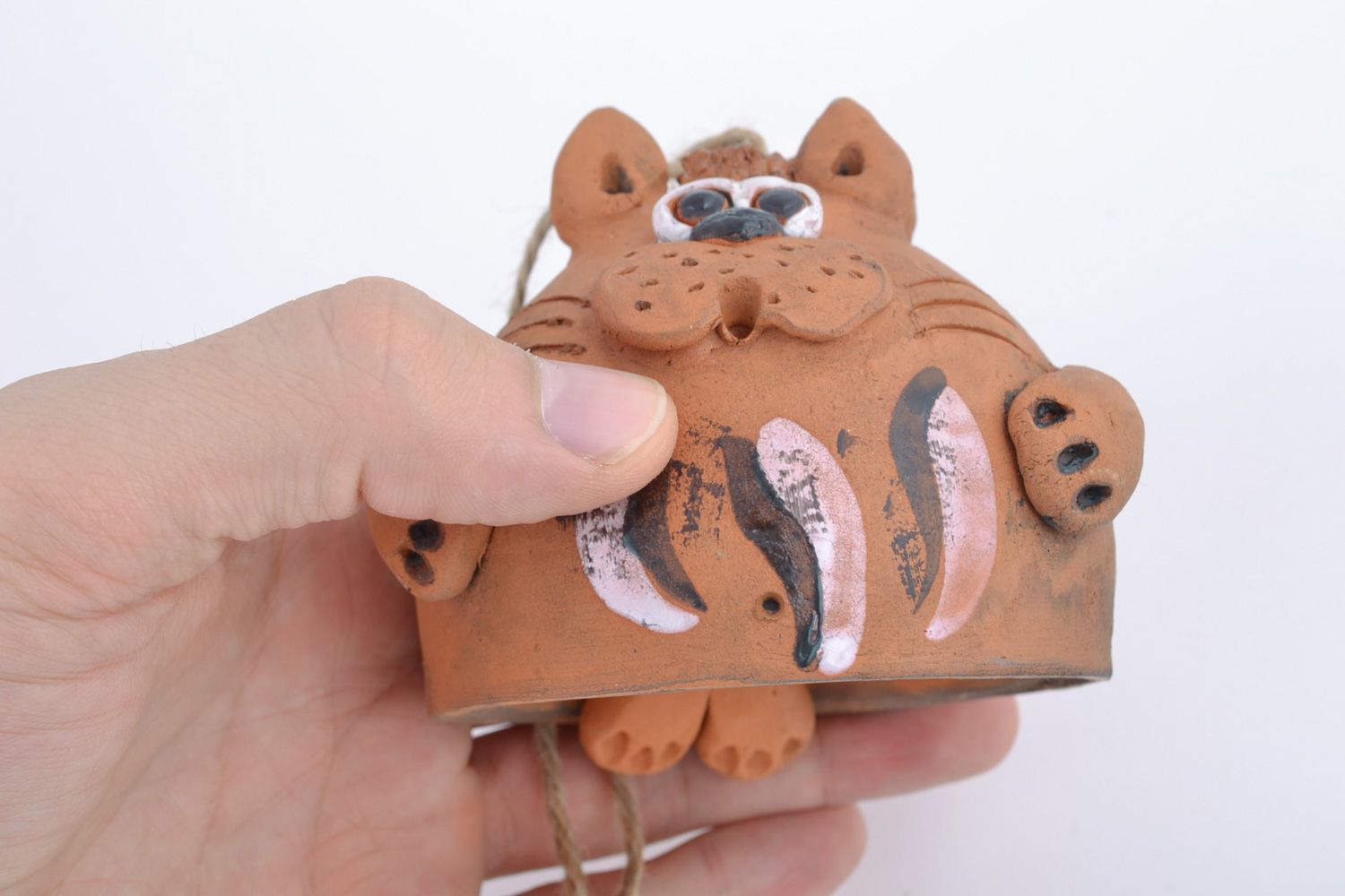 Campanilla de cerámica hecha a mano de arcilla con pintura con forma de gato foto 2