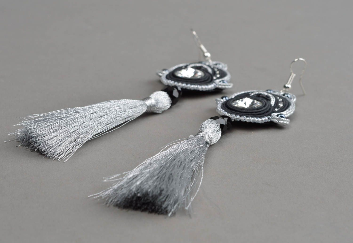 Boucles d'oreilles textiles avec pompons noir-gris soutache faites main longues photo 3