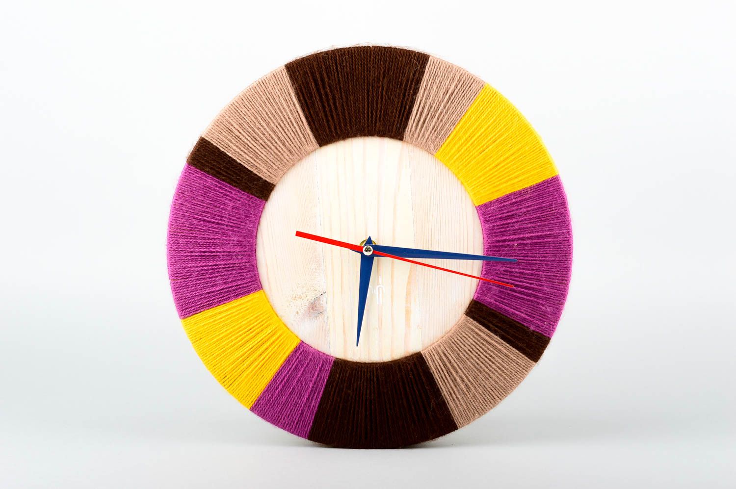 Необычные часы ручной работы деревянные часы с нитками настенные часы цветные фото 1