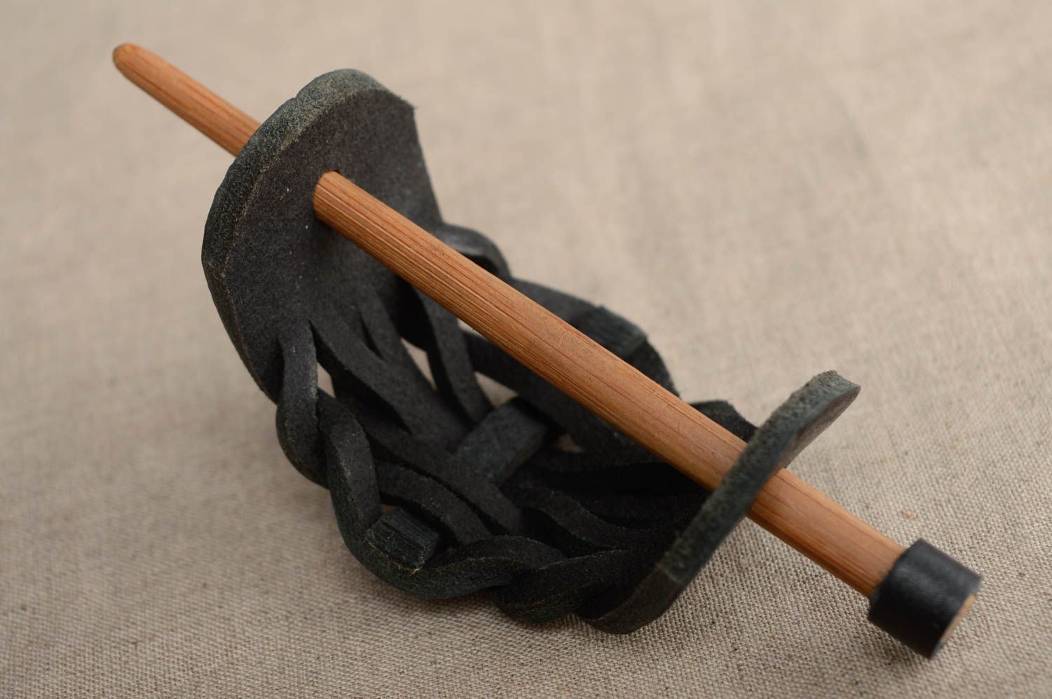 Barrette en cuir naturel noir avec pique en bois faite main cadeau pour femme photo 5