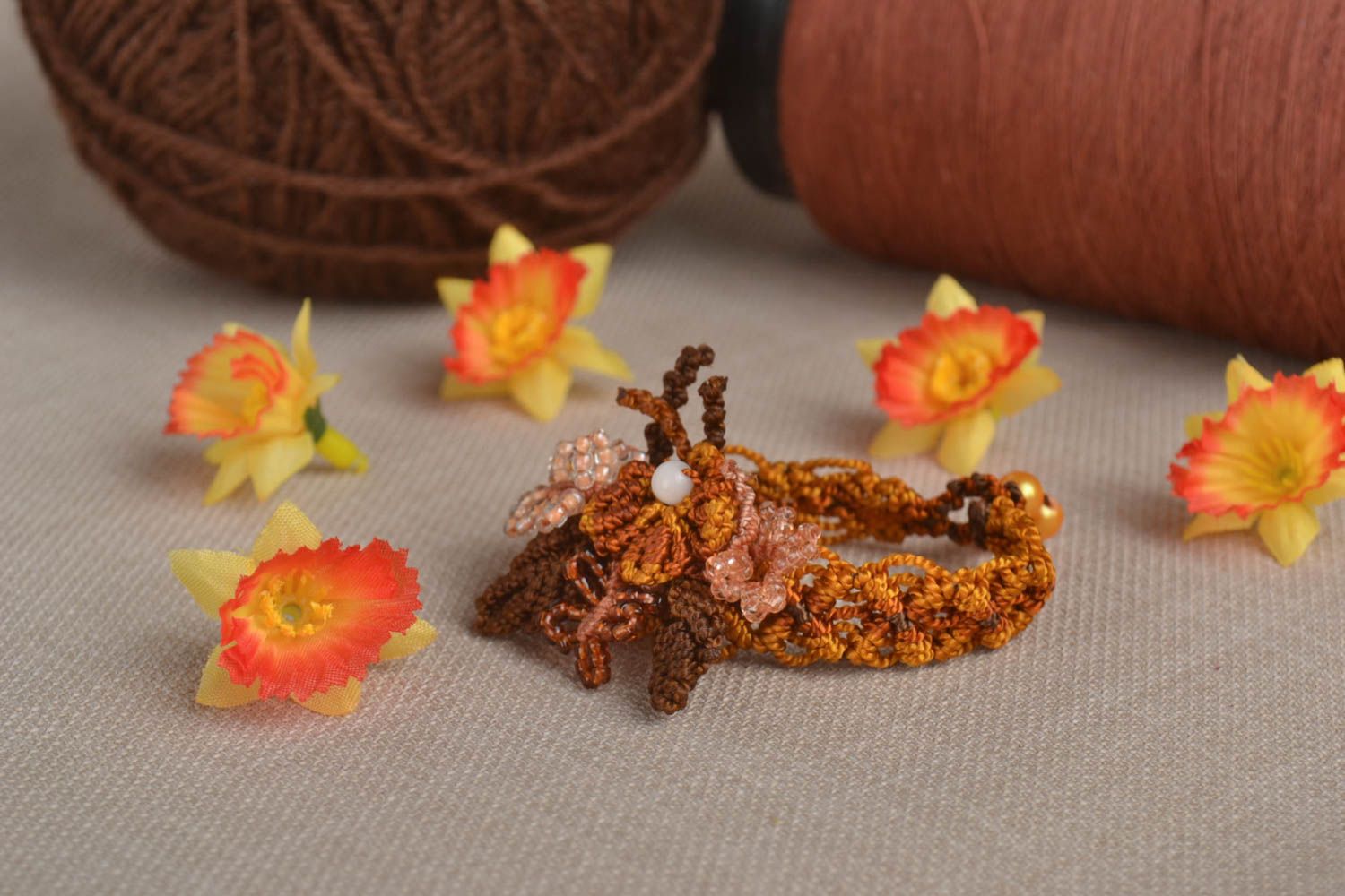 Conjunto de bisuteria hecho a mano de hilos pulsera con flor broche para ropa foto 1