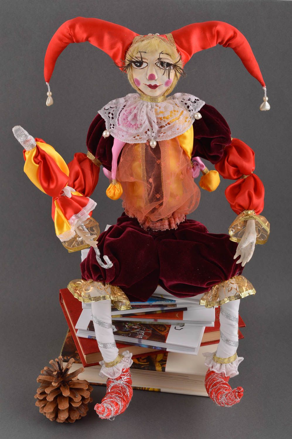 Muñeco de autor Bufón hecho a mano souvenir original elemento decorativo foto 1