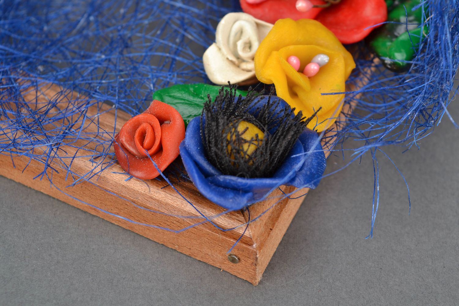 Cuadro artesanal con flores artificiales y marco de madera foto 4