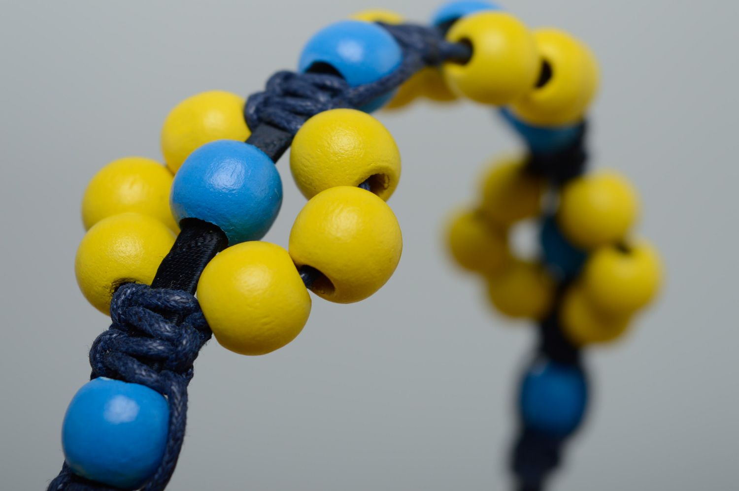 Serre-tête en macramé bleu et jaune avec perles de bois fait main pour femme photo 5