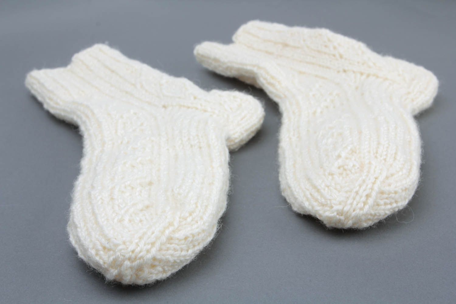 Meias de mulheres quentes brancas de fios de lã tricotadas à mão  foto 4