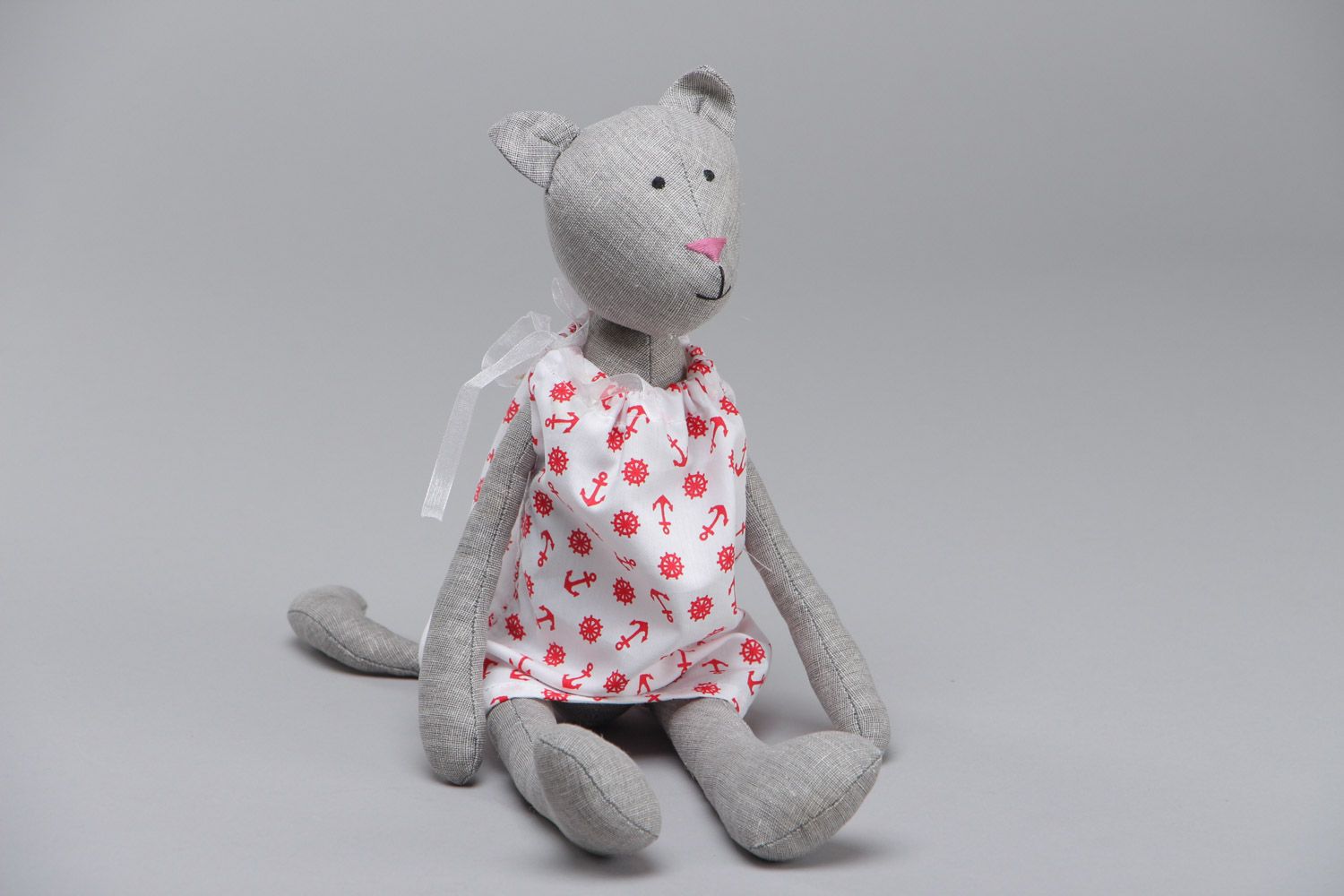 Мягкая текстильная игрушка кошечка в платье пошитая вручную из льна и хлопка фото 2