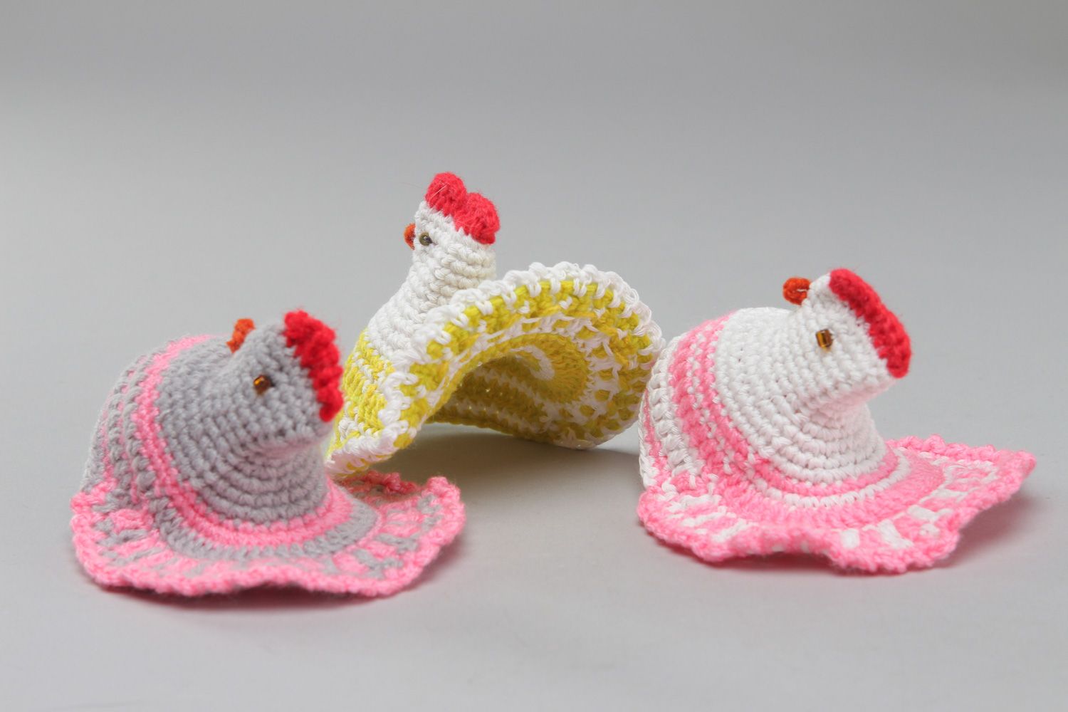 Poupées poules de Pâques faites main au crochet en laine 3 pièces pour oeufs photo 1