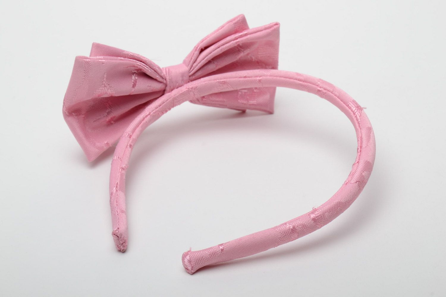 Ободок для волос ручной работы шелковый розовый с бантиком на пластиковой основе фото 2