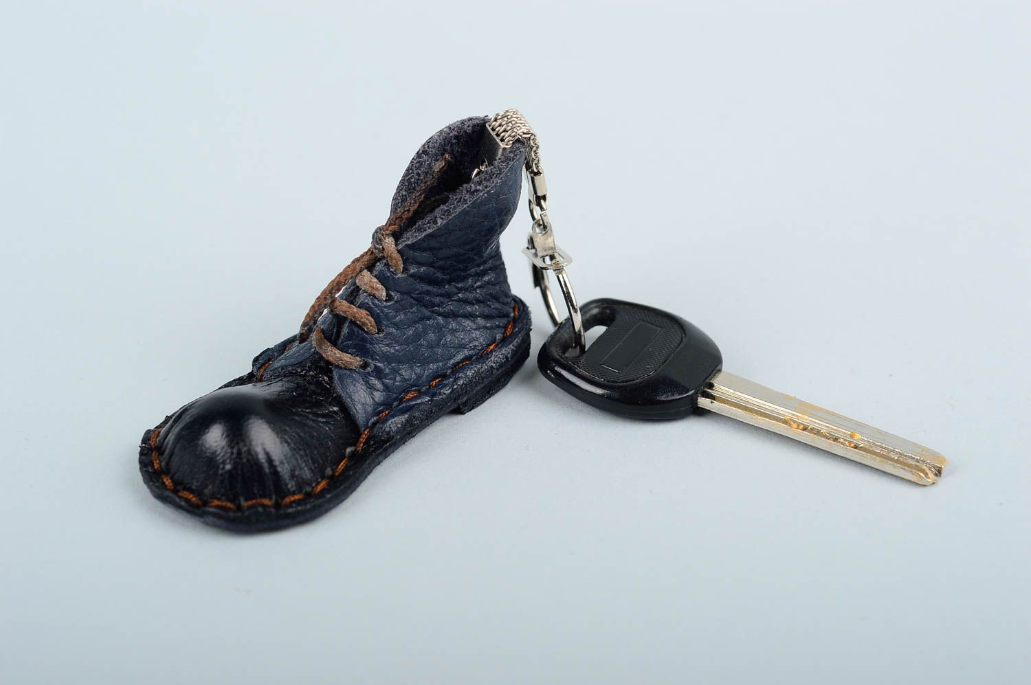 Porte-clé en cuir fait main Porte-clefs en forme de soulier bleu Cadeau original photo 1