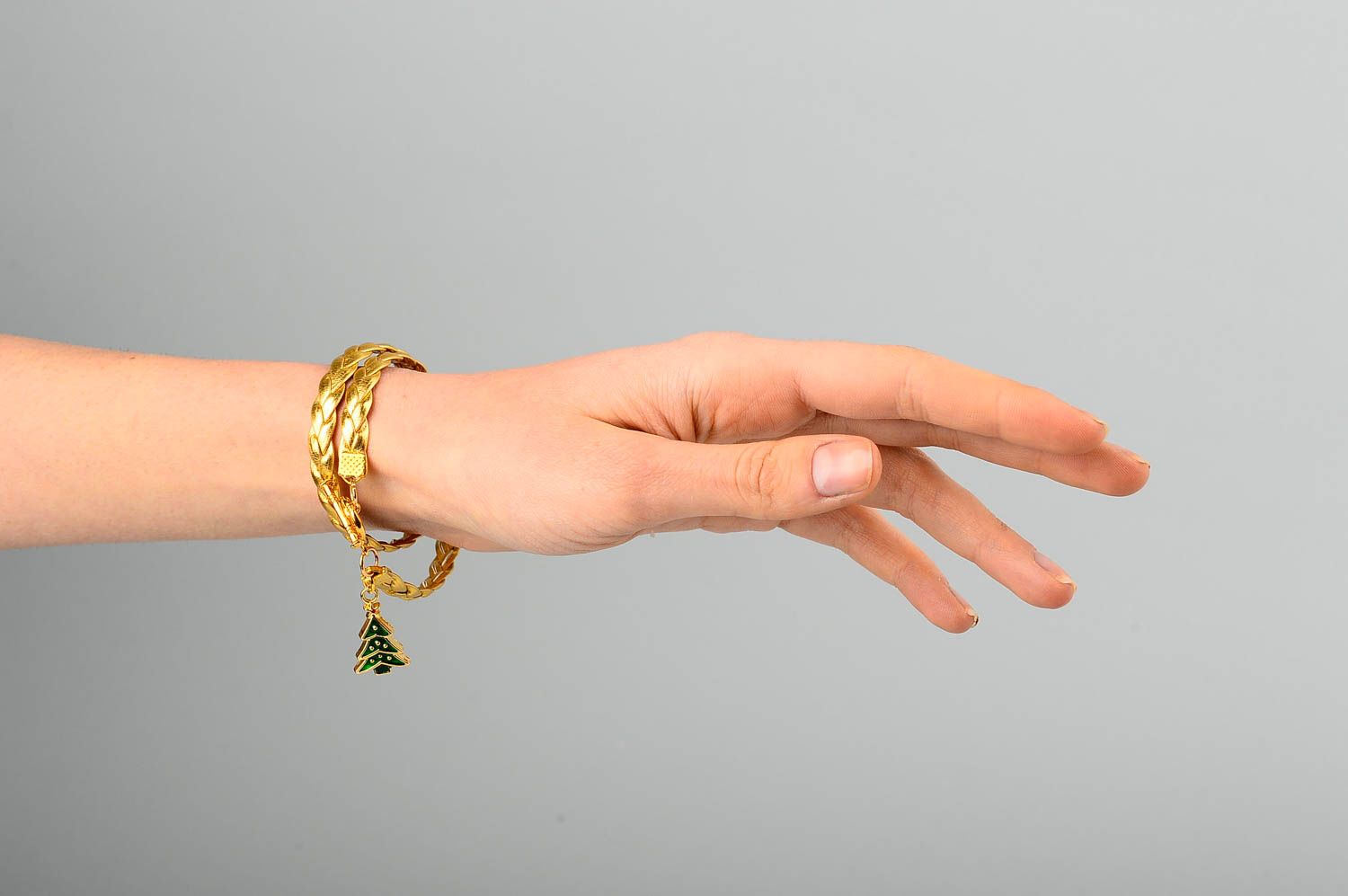 Женский браслет украшение ручной работы стильный браслет золотистый с елкой фото 2
