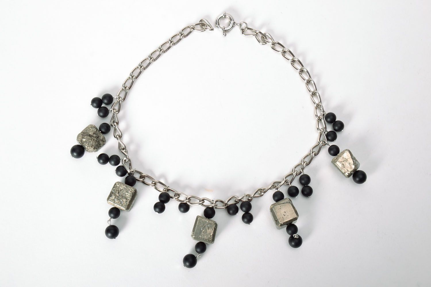 Halskette mit Natursteinen Pyrite und Schungit foto 2