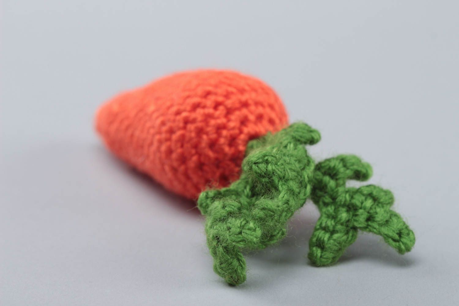Мягкая вязаная крючком игрушка ручной работы оранжевая с зеленым морковка небольшая фото 3