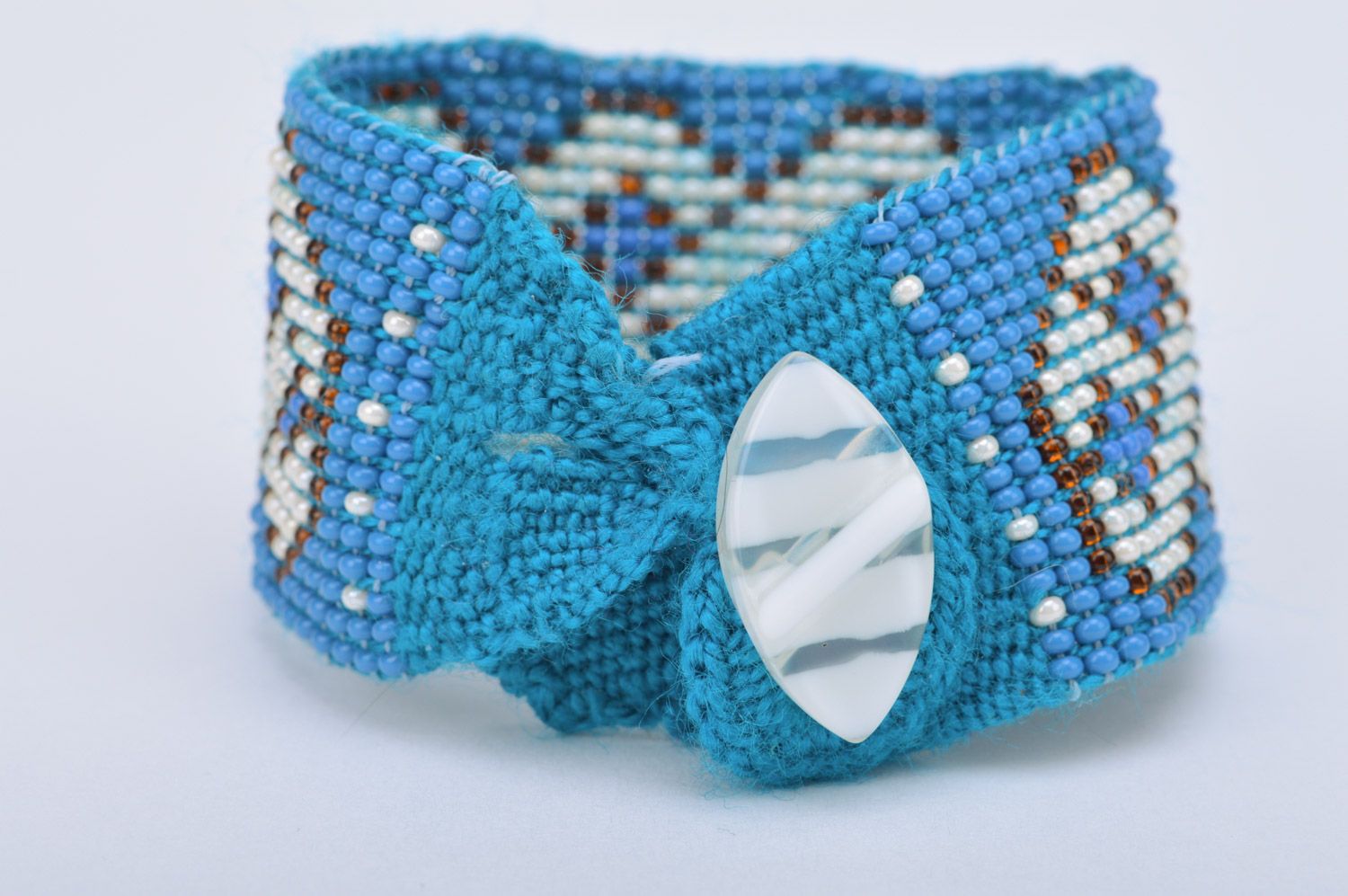 Наручный браслет из бисера ручной работы в этническом стиле голубой с белым фото 4