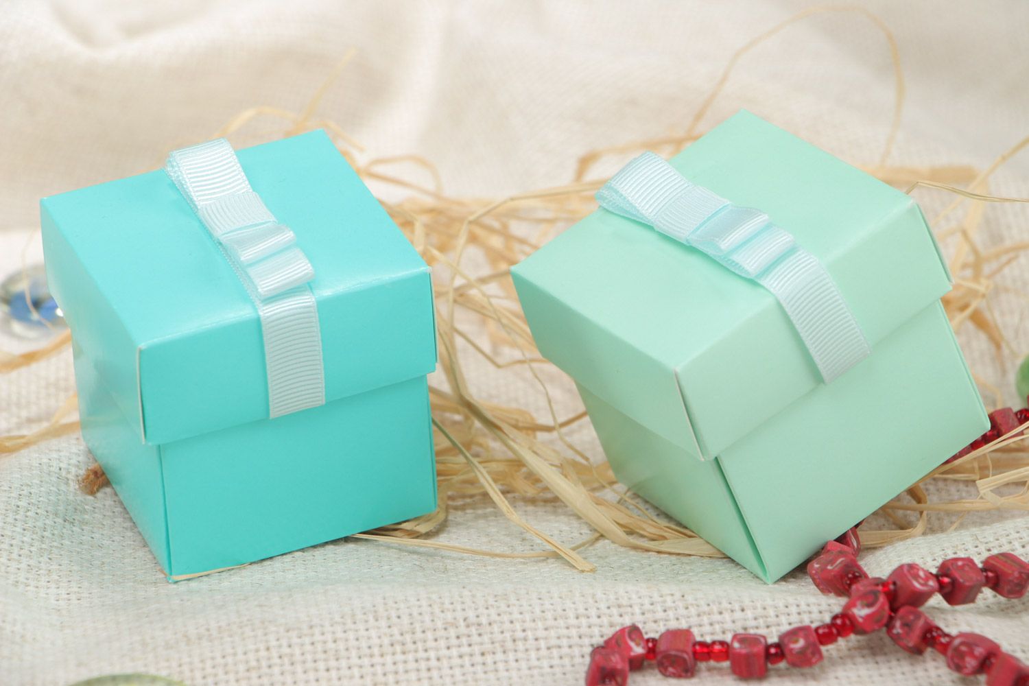 Juego de dos cajas para dulces artesanales de cartón de color menta y turquesa foto 1