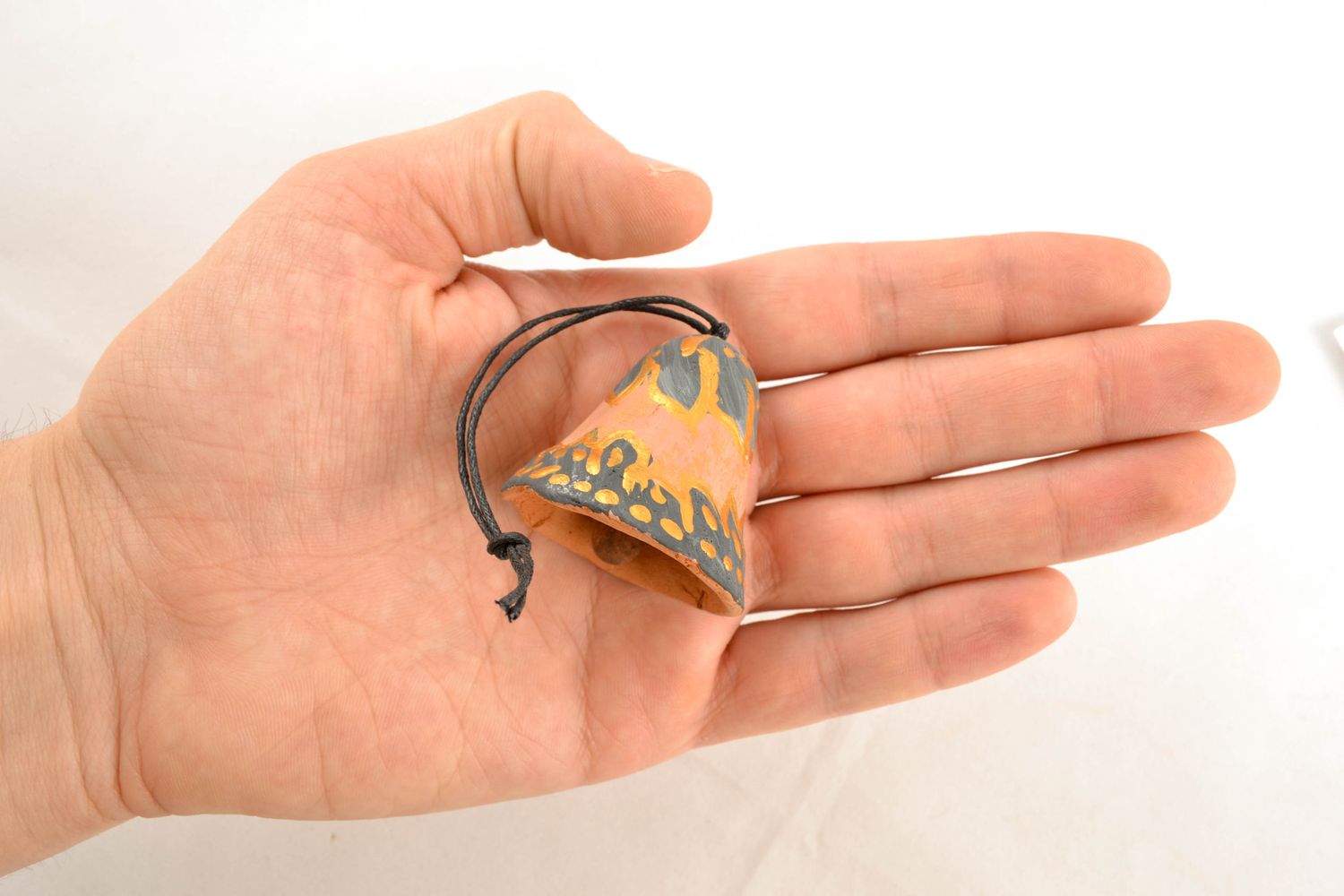 Campanello d'autore in ceramica fatto a mano piccolo dipinto con colori acrilici foto 1