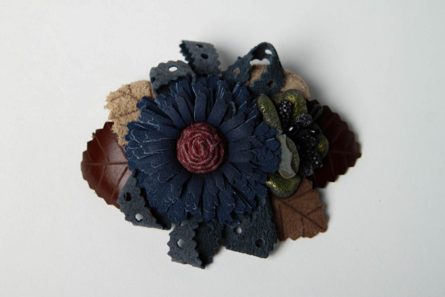 Broche Barrette en cuir faite main fleur bleue design Accessoire femme photo 3