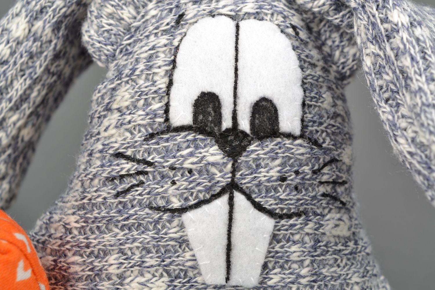 Мягкая игрушка из ткани Кролик с морковкой фото 4