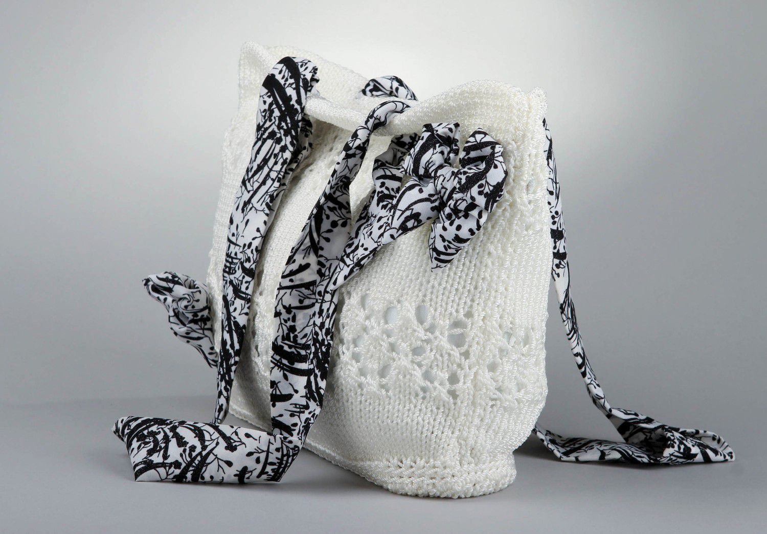 Knitted white bag photo 2