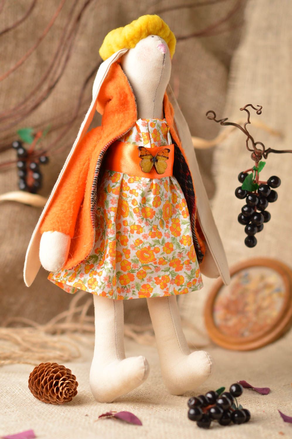 Juguete de peluche hecho a mano para niños hermoso liebre con vestido anaranjado foto 1