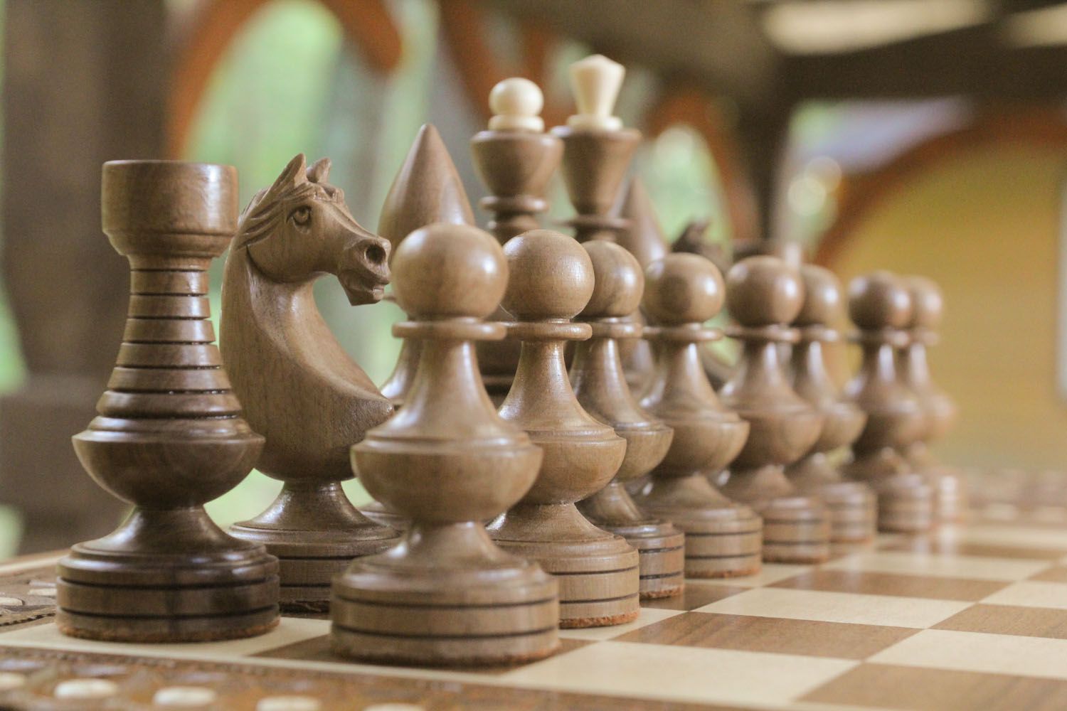 Geschnitzter Schach-Tisch foto 4
