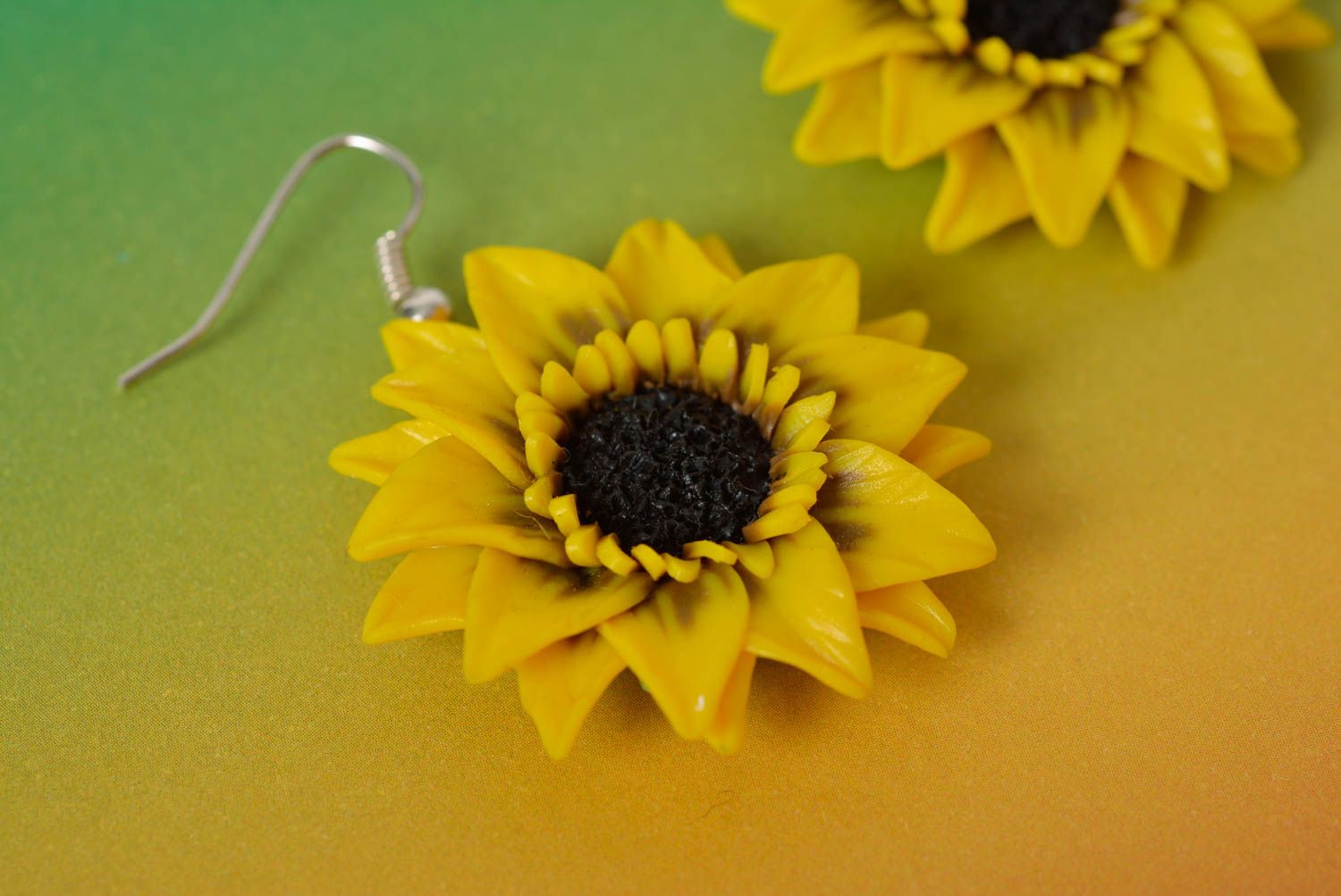 Серьги ручной работы в виде цветков подсолнухов из полимерной глины желтые фото 3