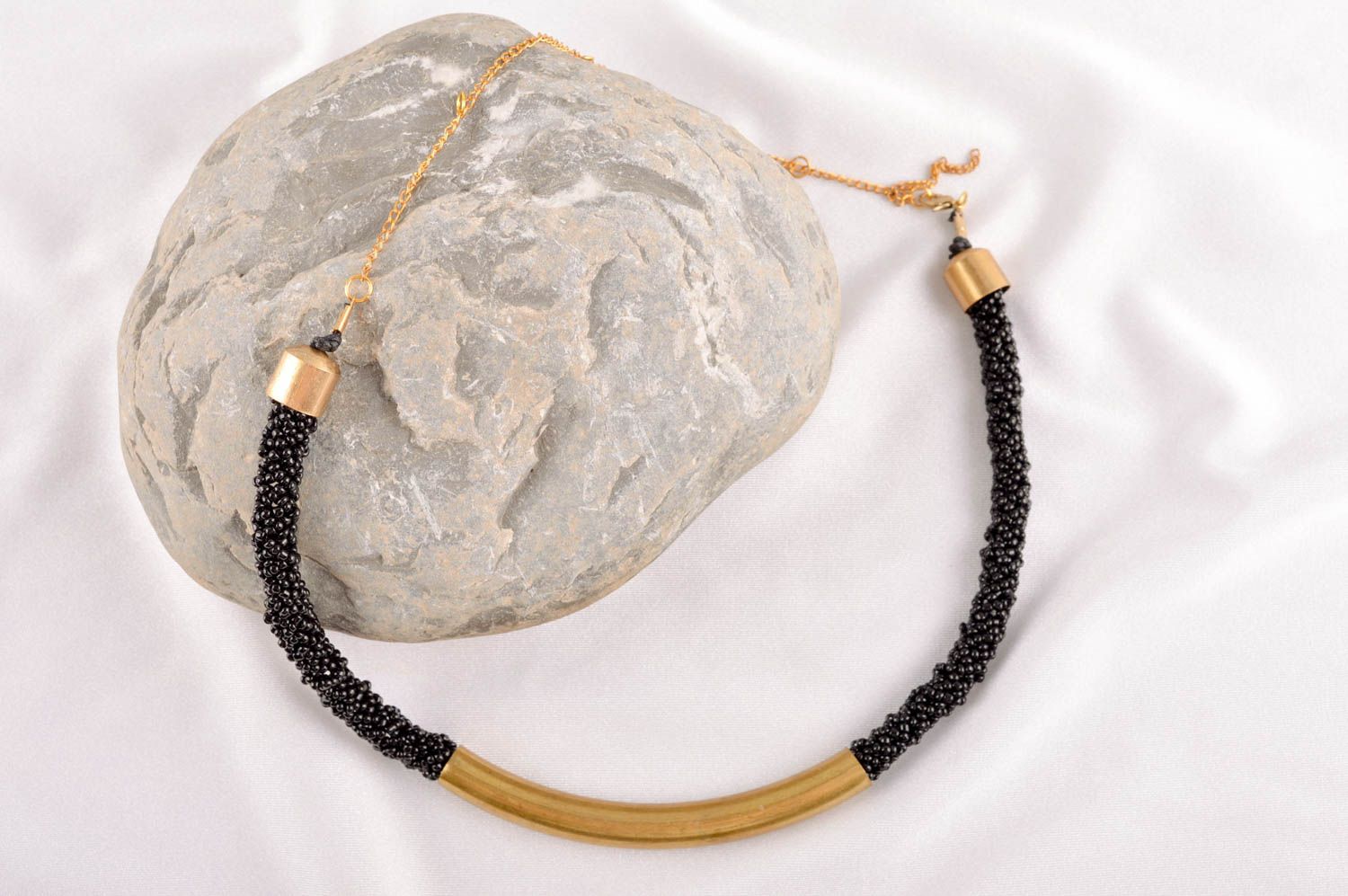 Collier design Bijou fait main perles de rocaille noires métal Cadeau femme photo 1