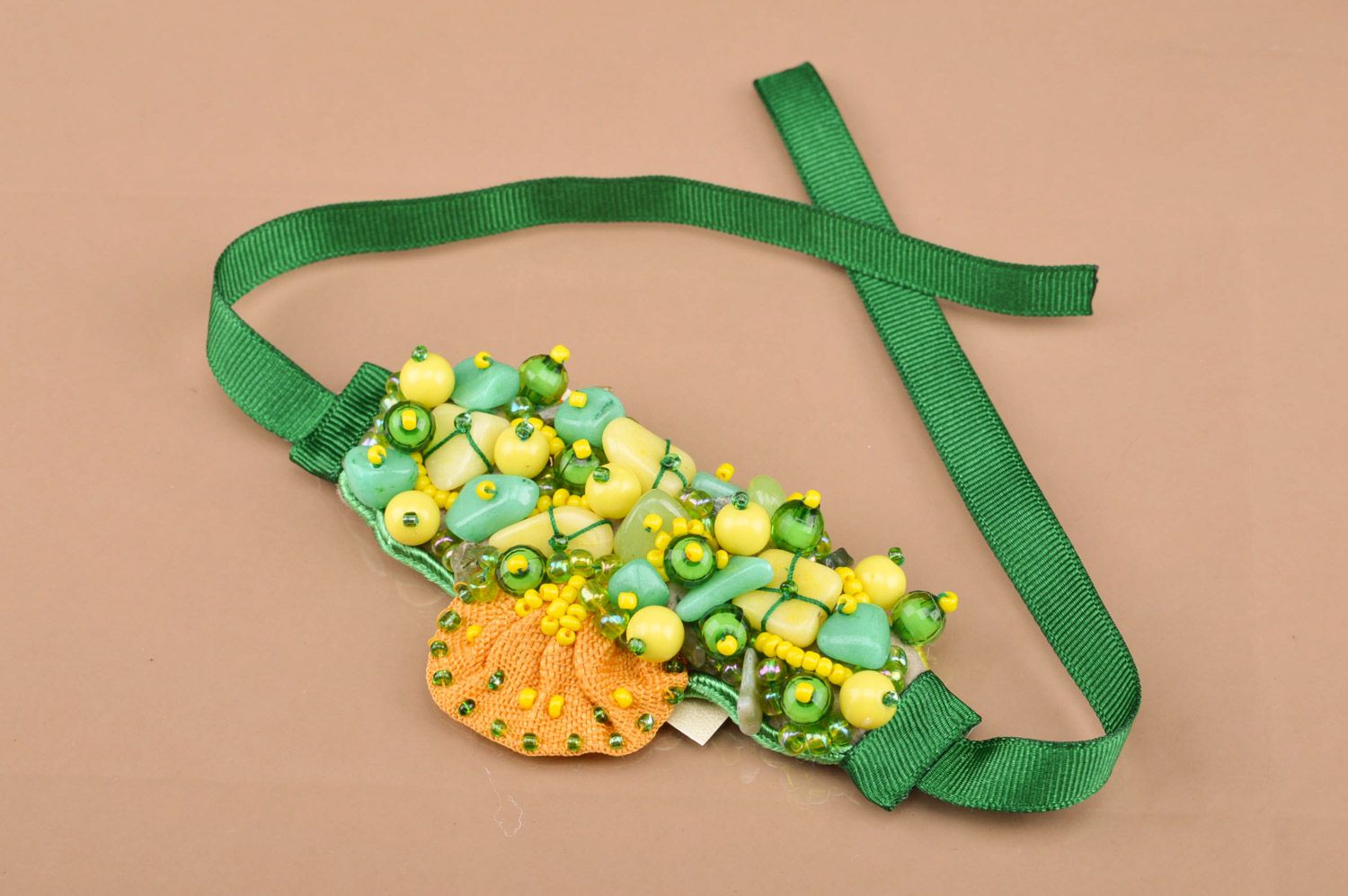Bracelet en perles fantaisie et pierres fait main design à rubans jaune-vert photo 1