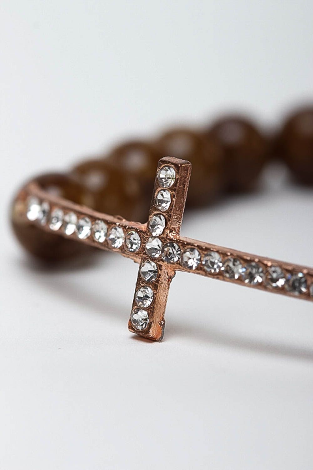 Bracelet tendance Bijou fait main marron avec croix en métal Accessoire femme photo 3