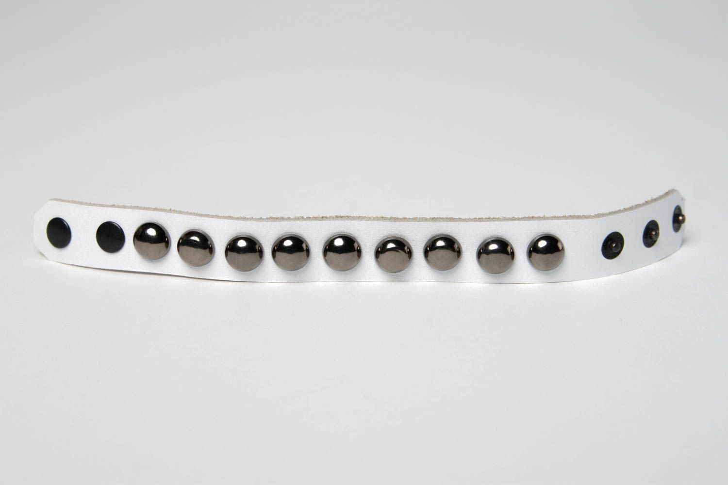 Bracelet cuir Bijoux fait main blanc avec éléments métalliques Accessoire femme photo 3